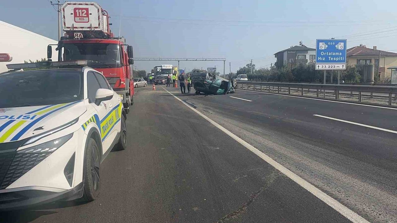 Sakarya'nın Pamukova İlçesinde Takla Atan Otomobil: 2 Yaralı