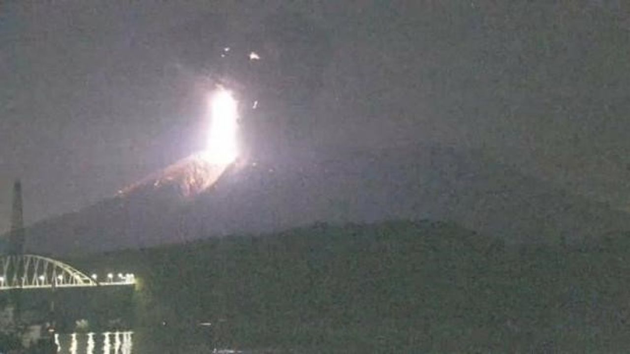 Sakurajima Yanardağı'nda patlama: Kül bulutu 4 bin 400 metreye yükseldi