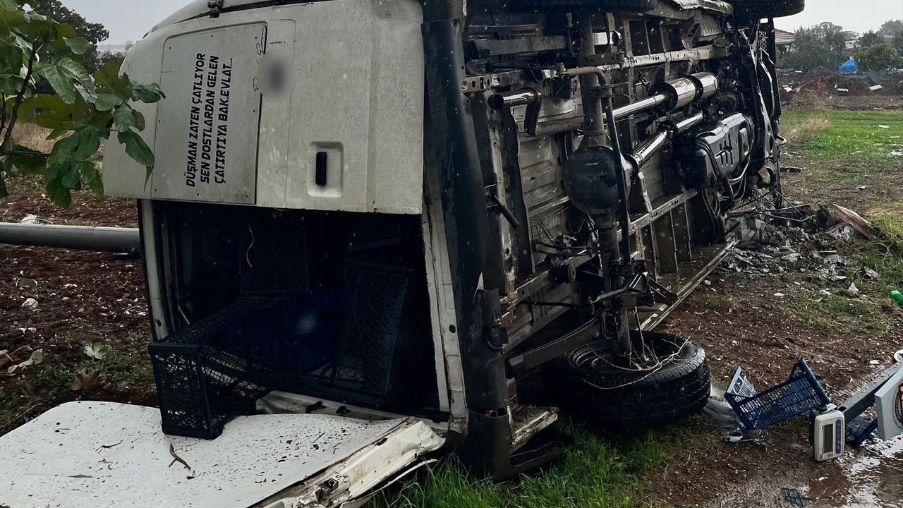Salihli'de kamyonet devrildi: 1 ölü, 1 yaralı
