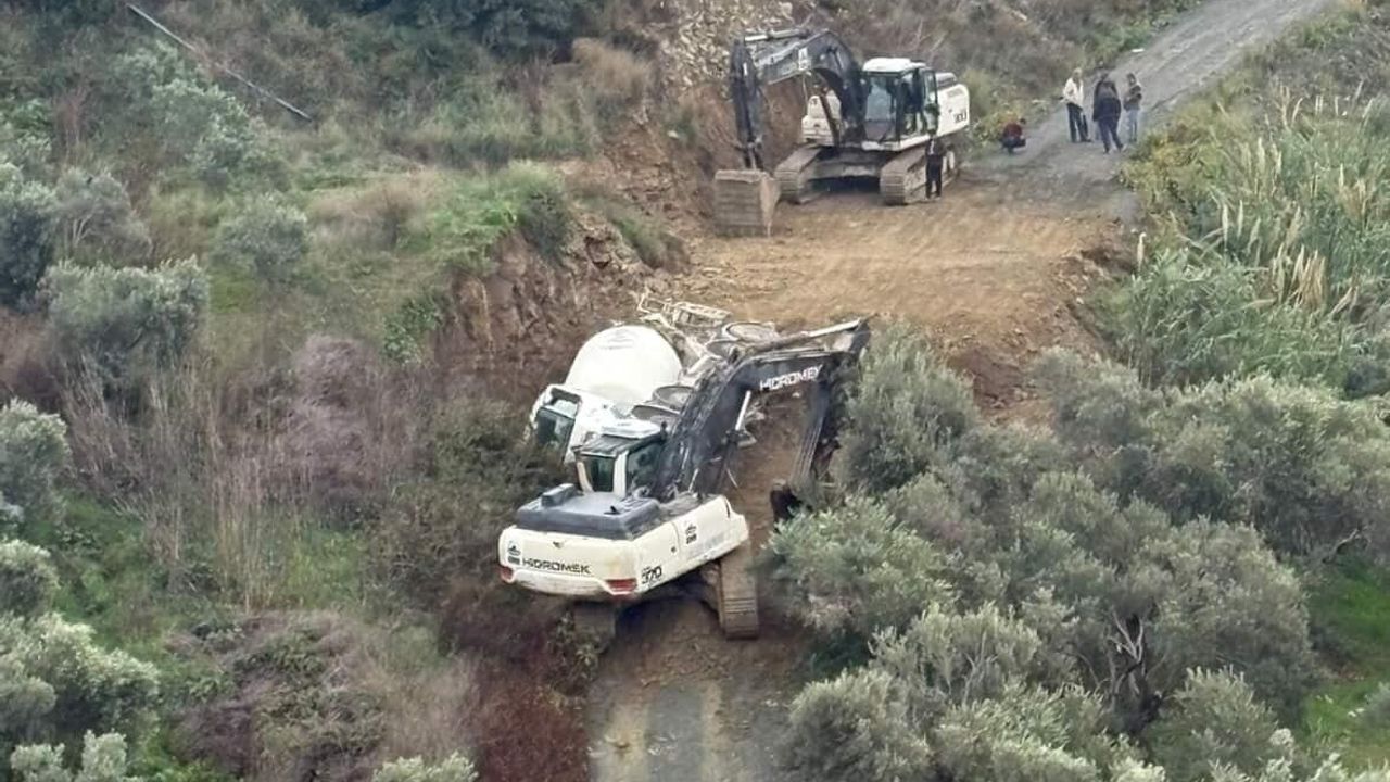 Samandağ Karaçay'da beton mikseri yol kenarına devrildi