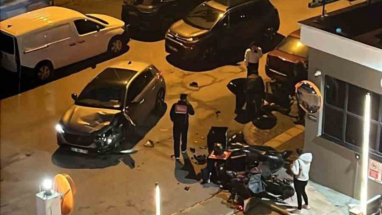 Samsun Atakum'da motokurye ile otomobil kafa kafaya çarpıştı: 1 yaralı