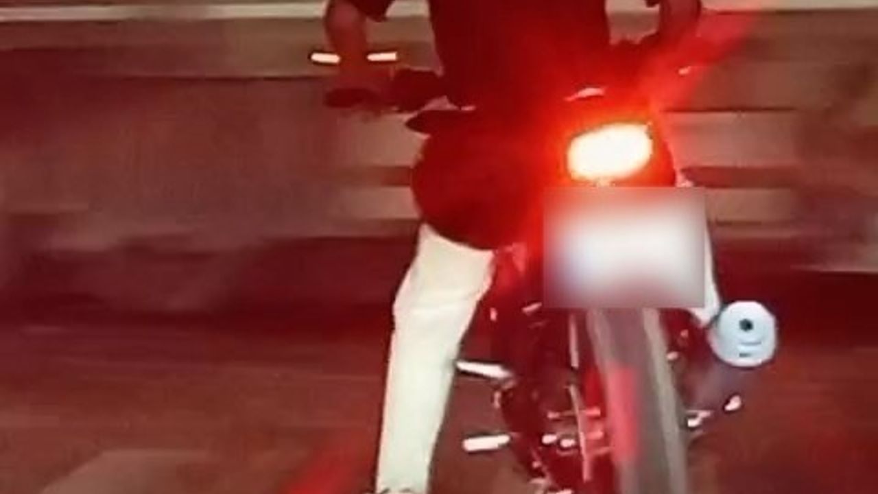 Samsun Canik'te motosiklet sürücüsü kırmızı ışıkta patinaj yaptı