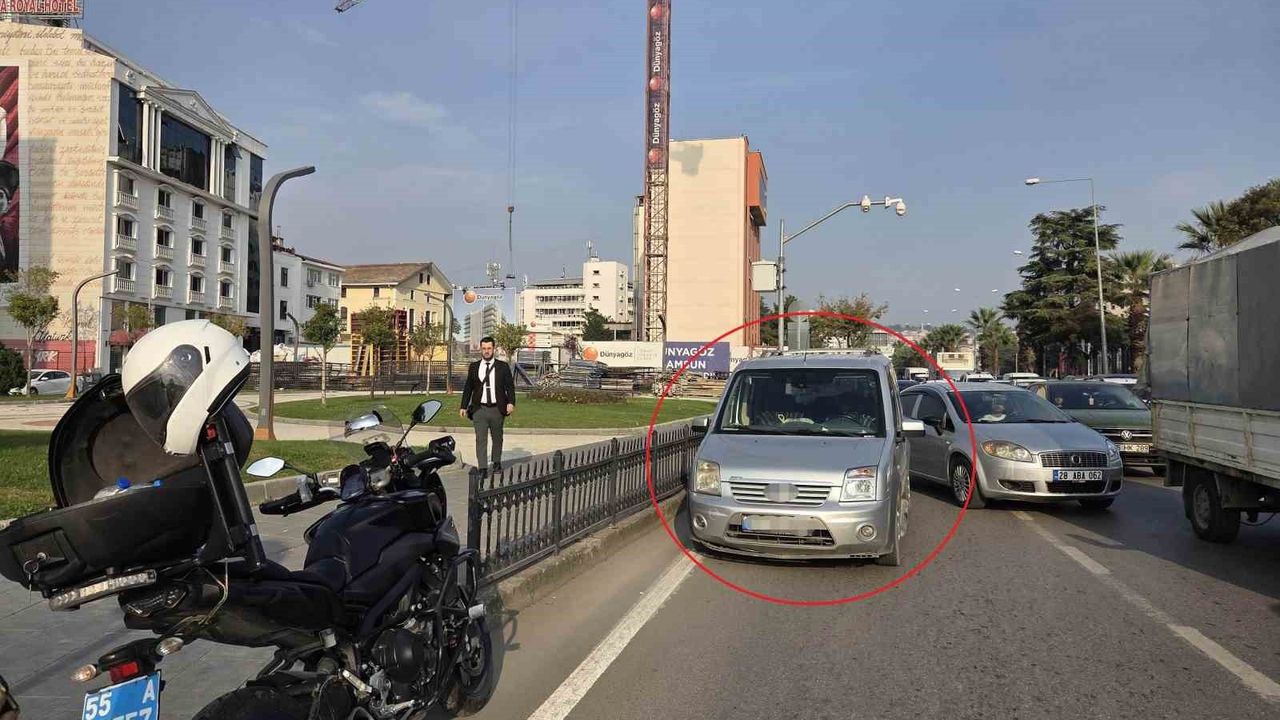 Samsun'da ana yola park eden sürücü 'Bana ceza yazmıyorlar' diyerek iki ceza aldı