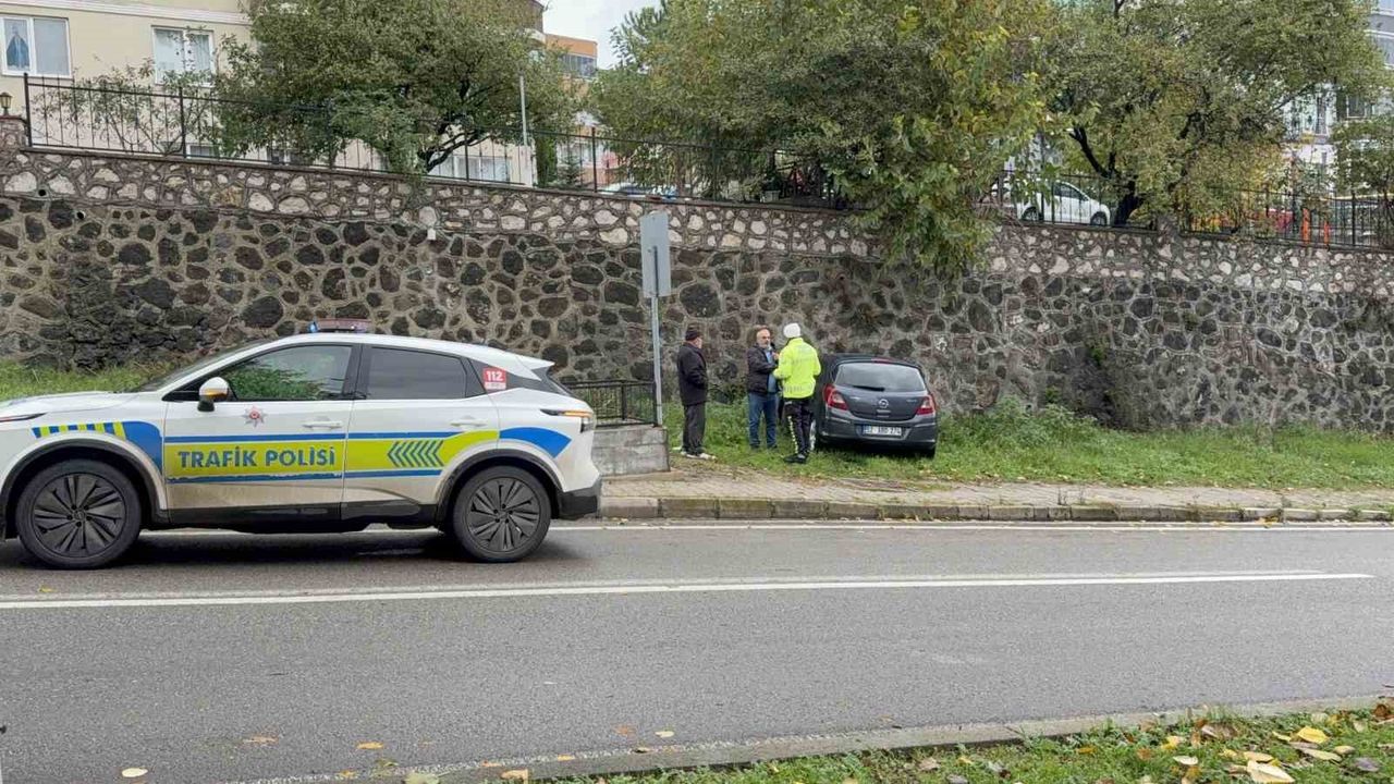Samsun'da idmana giden futbolcu kaza geçirdi: Otomobil istinat duvarına çarptı