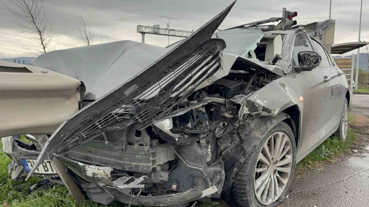 Samsun'da otomobil kamyonete çarparak bariyere girdi: 3 yaralı