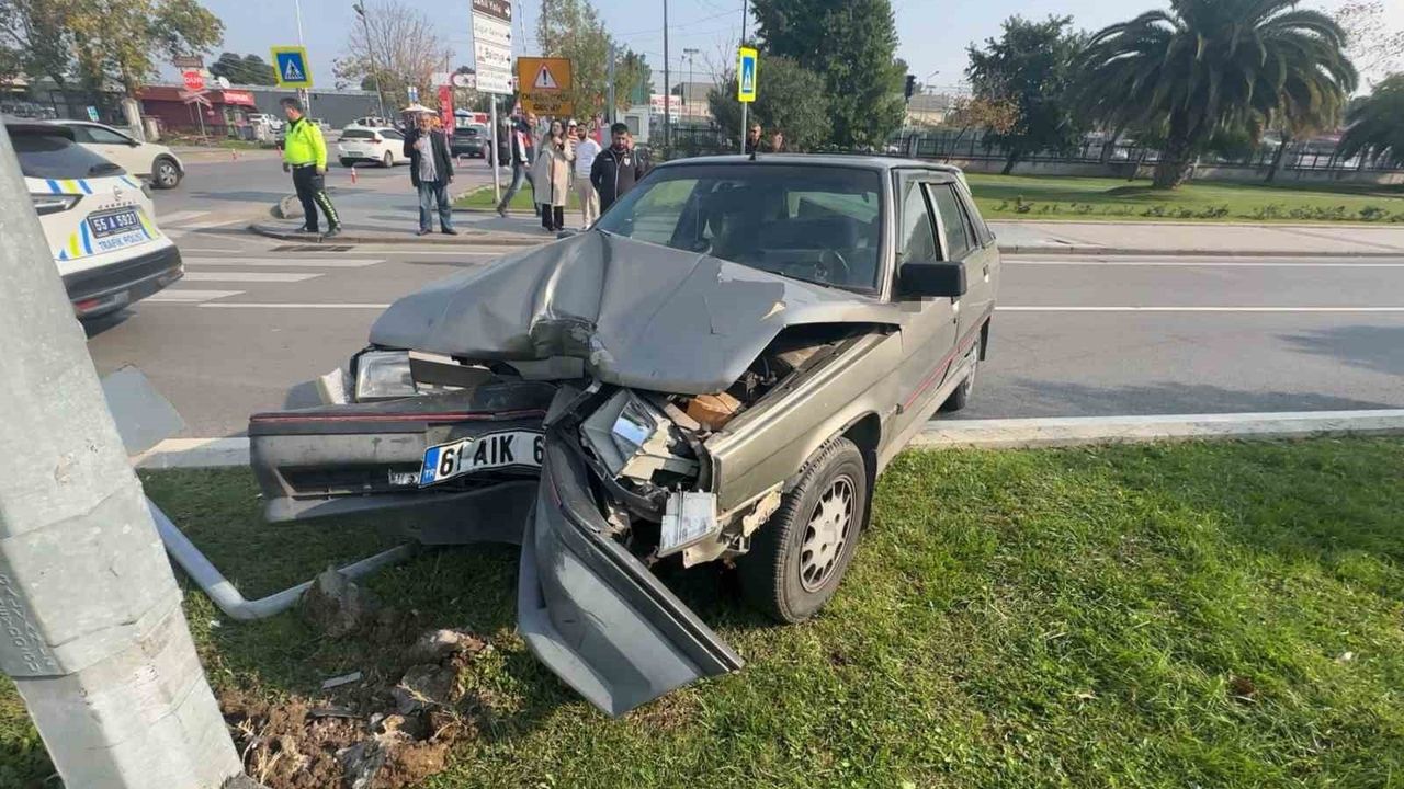 Samsun İlkadım’da direğe çarpan otomobilde 1 kişi yaralandı