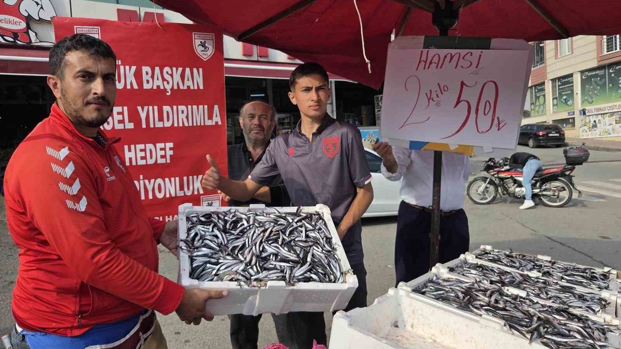 Samsunlu taraftar balıkçı hamsiyi kilosu 25 TL'den satışa sundu