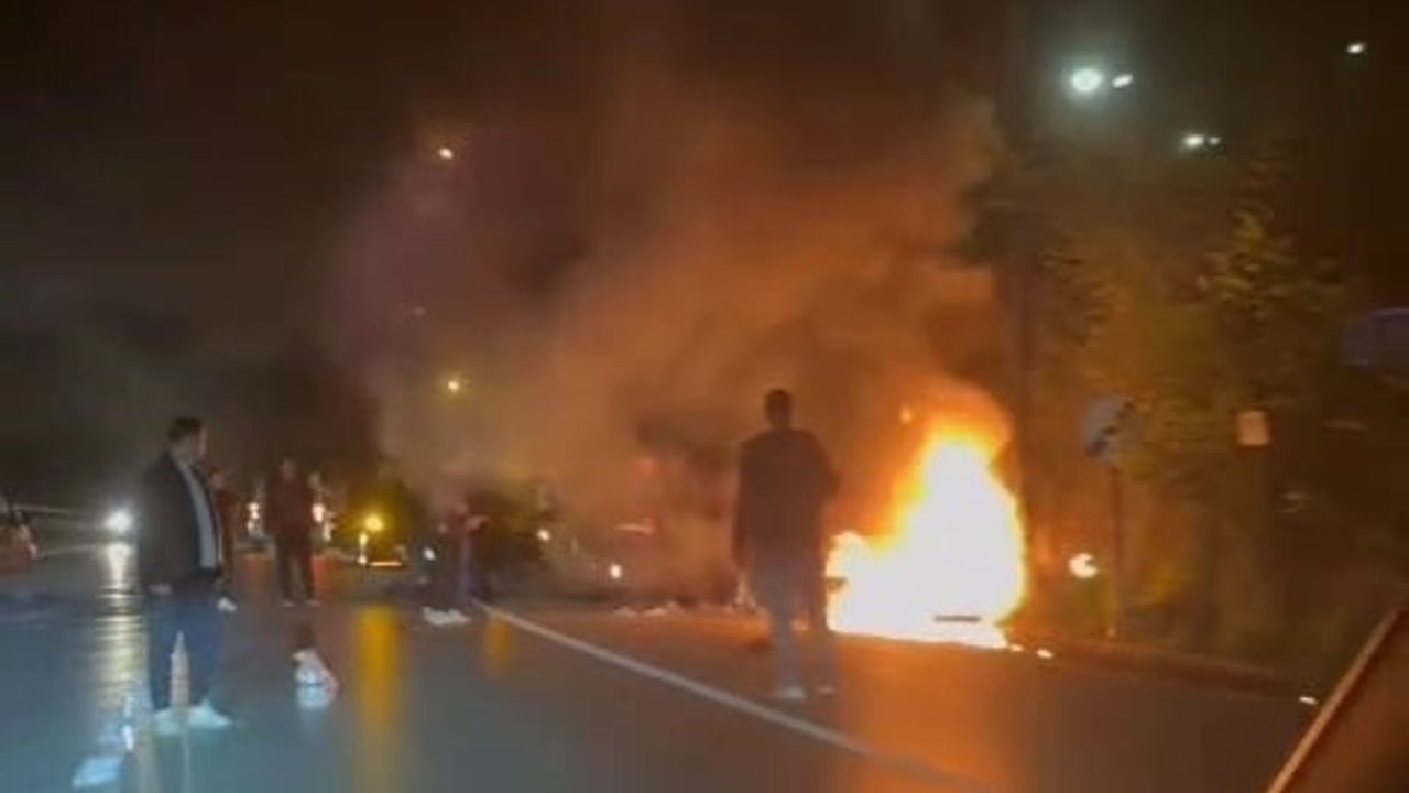 Sapanca’da otomobille çarpışan motosiklet alev aldı: 1’i ağır 2 yaralı