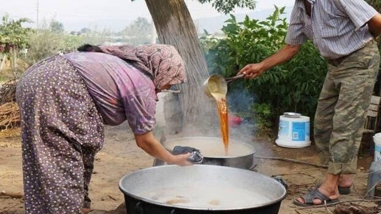 Sarıgöl'de 2025 Sultaniye Üzümlerinden Ev Yapımı Pekmez Hazırlıkları