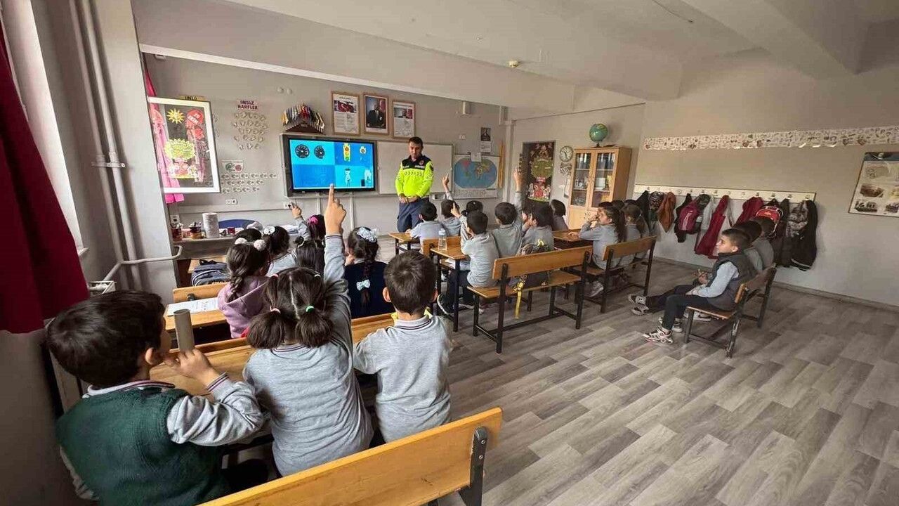 Sarıgöl'de Afşar İlkokulu'nda öğrencilere trafik eğitimi