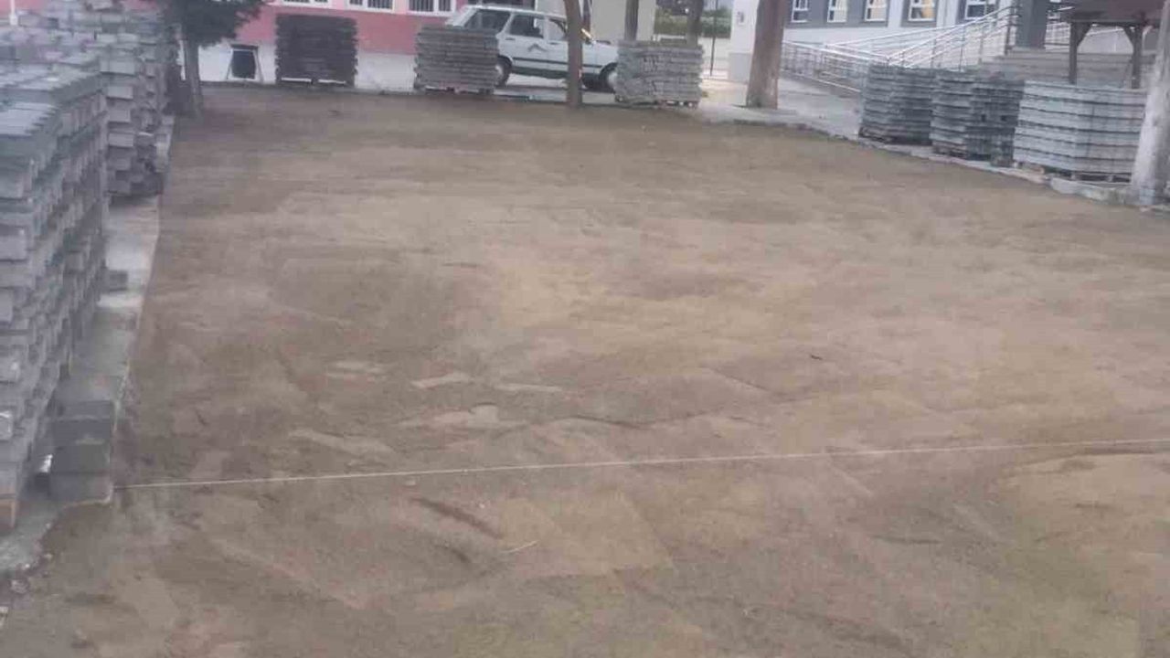Sarıgöl'de Şehit Esin Akay Ortaokulu bahçesine parke döşemeye başlandı
