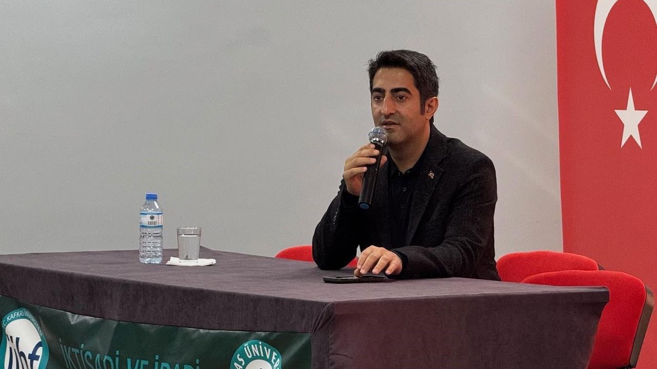 Sarıkamış Kaymakamı Enis Aslantatar öğrencilerle kamu yönetimini konuştu