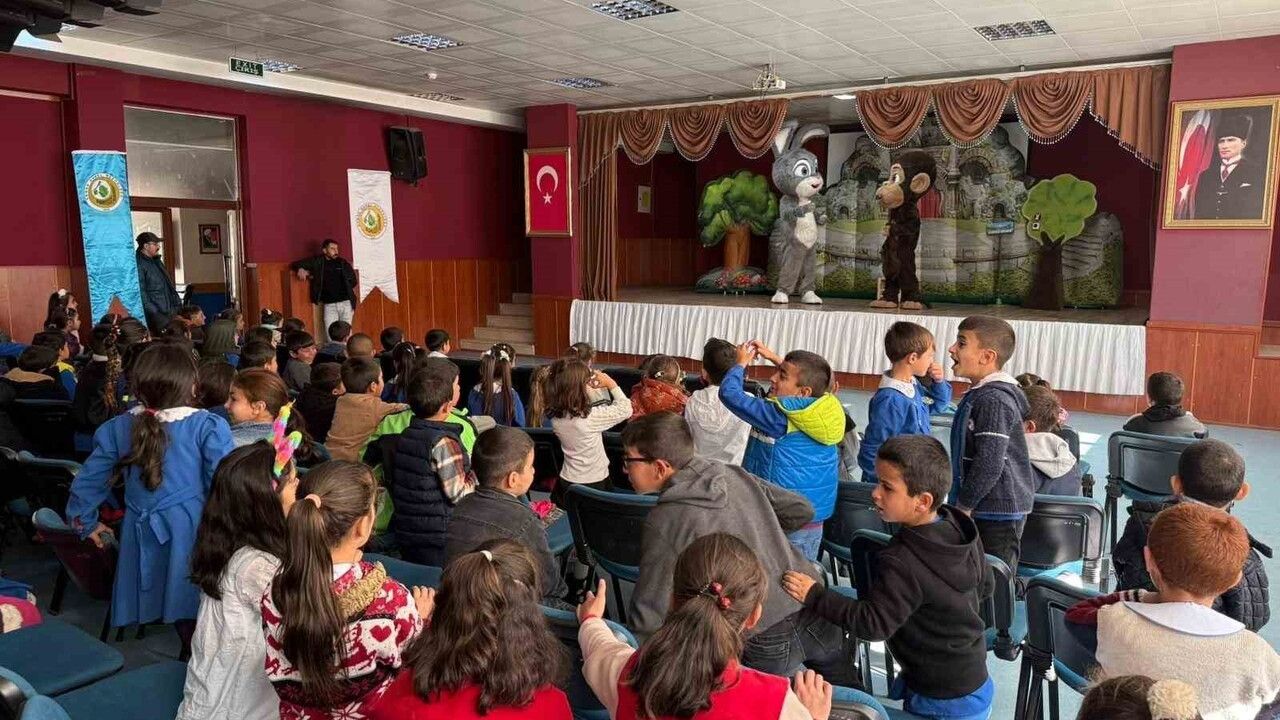 Sarıkamış’ta 'Şarkılı Orman Oyunu' miniklerin ilgisini çekti