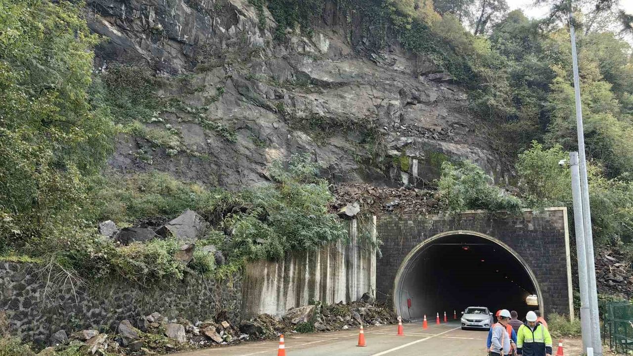 Sarp Sınır Kapısı'nda heyelan, yol kısa sürede açıldı