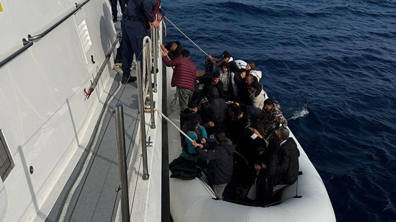 Seferihisar açıklarında motor arızası: 40’ı çocuk 64 düzensiz göçmen kurtarıldı