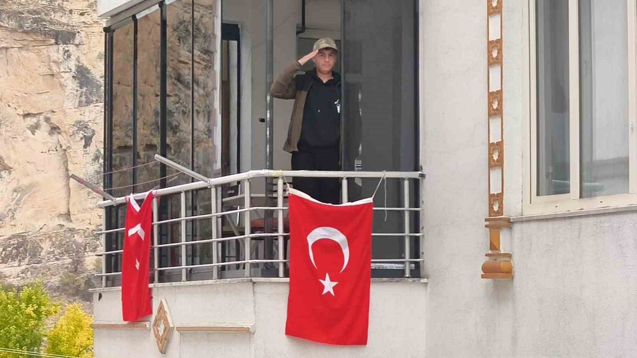 Şehit Annesinin Çağrısına 14 Yaşındaki Yunus Emre’den Bayraklı Destek