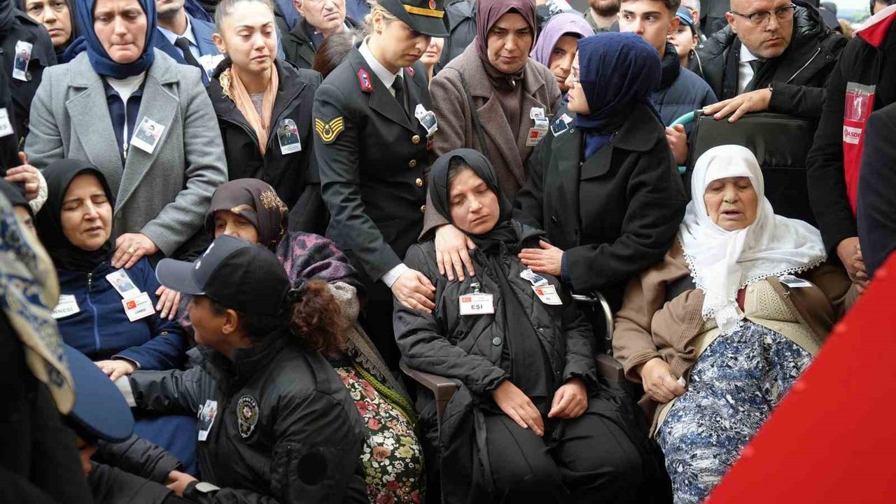 Şehit Emre Altıok’un cenazesinde kız kardeşin yürek yakan vedası