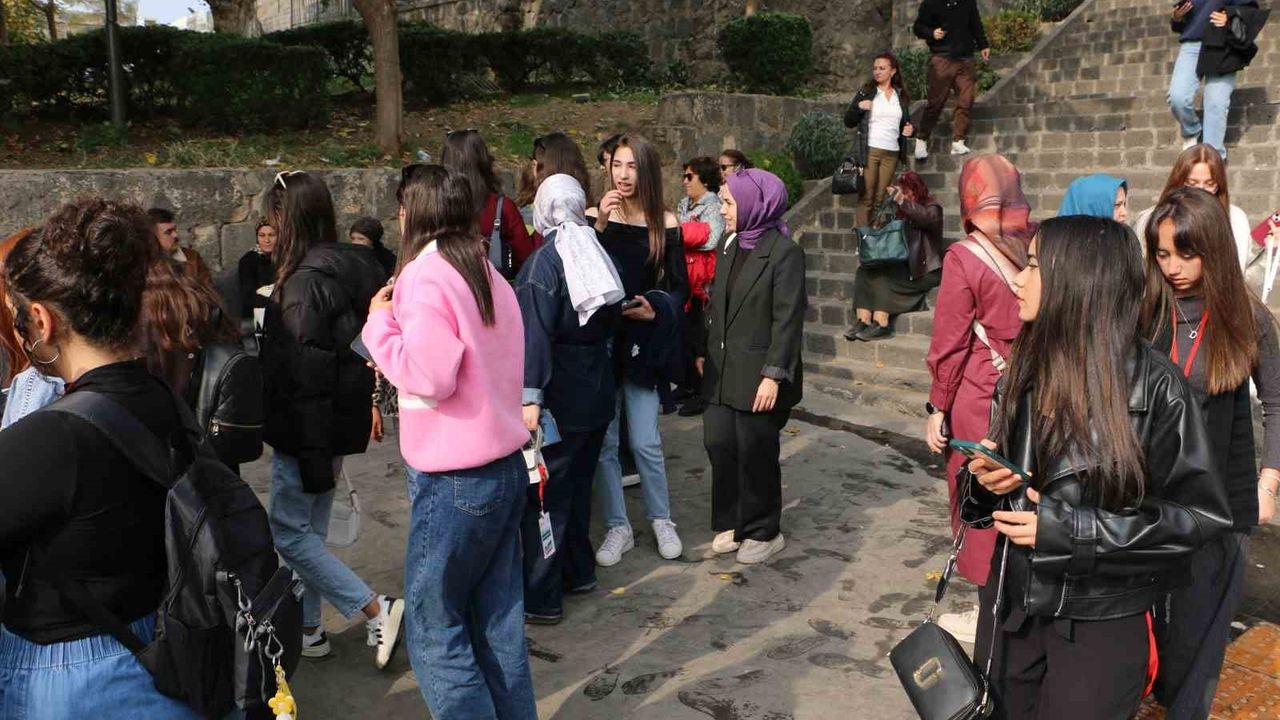 Şehit ve gazi kızları 'Maziden Atiye' ile Diyarbakır’ın kültürünü geziyor