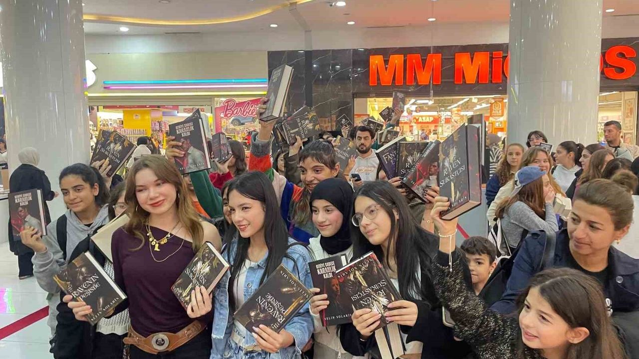 Selin Solaris ve Işıl Lima Mardian Mall'da Okurlarıyla Buluştu