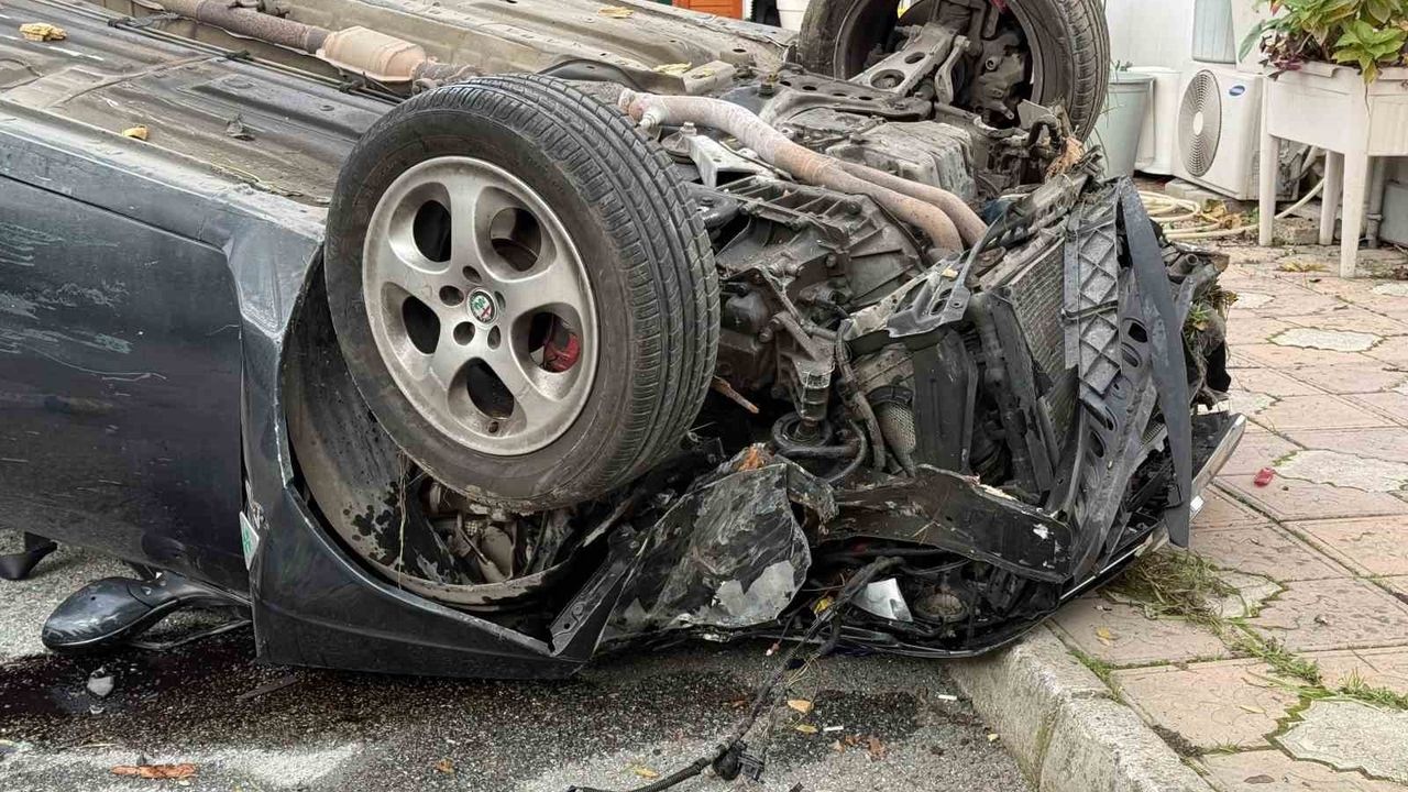 Serdivan'da taklalar atan otomobil alt sokağa düştü — sürücü burnu bile kanamadan kurtuldu