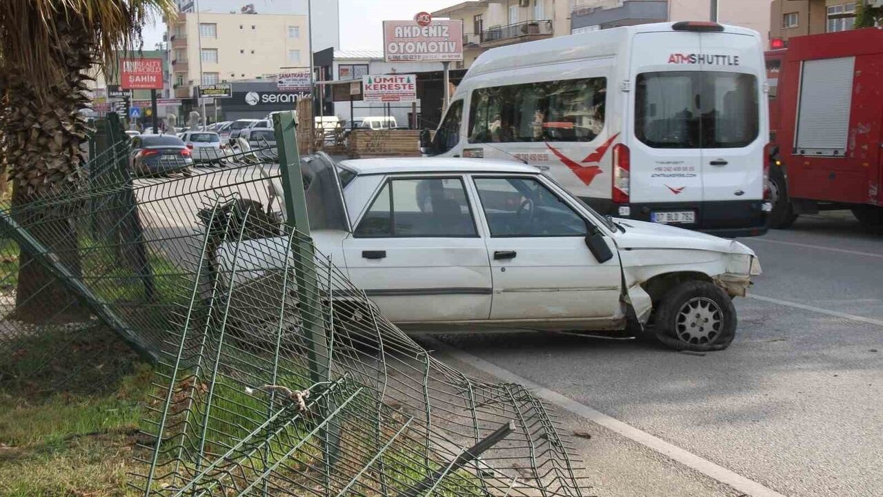 Serik’te D400 kara yolunda otomobil refüjdeki korkuluklara çarptı