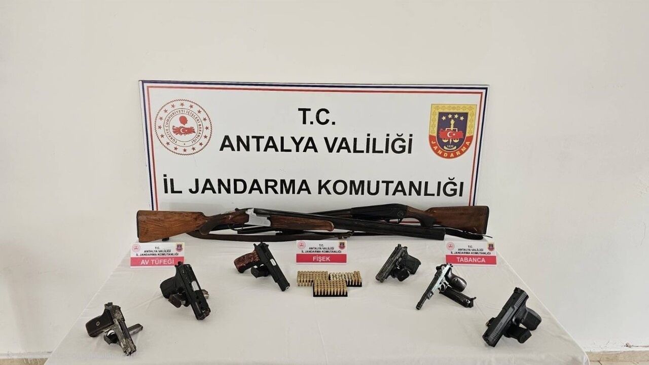Serik’te jandarmadan silah kaçakçılığı operasyonu: 6 tabanca ele geçirildi