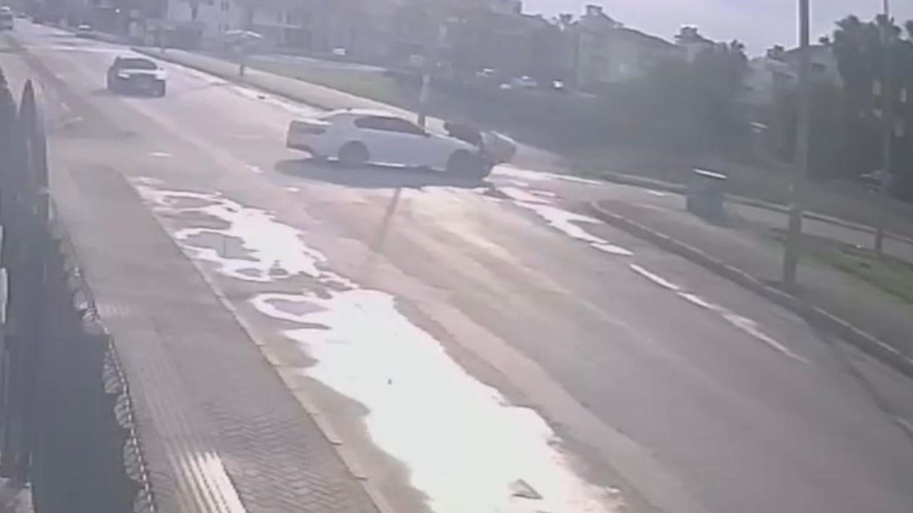 Serik'te otomobil ile motokuryenin çarpışması: Kurye ağır yaralandı