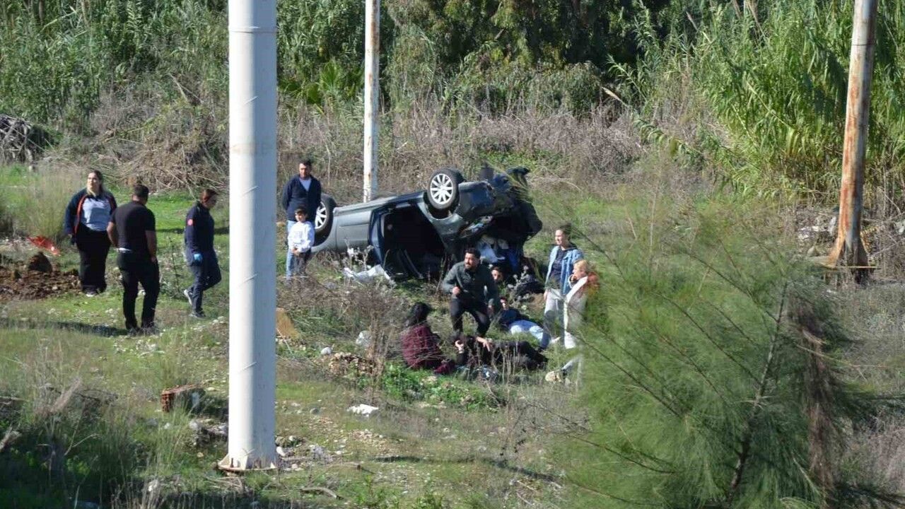 Serik'te otomobil şarampole yuvarlandı: Aynı aileden 3 kişi yaralandı