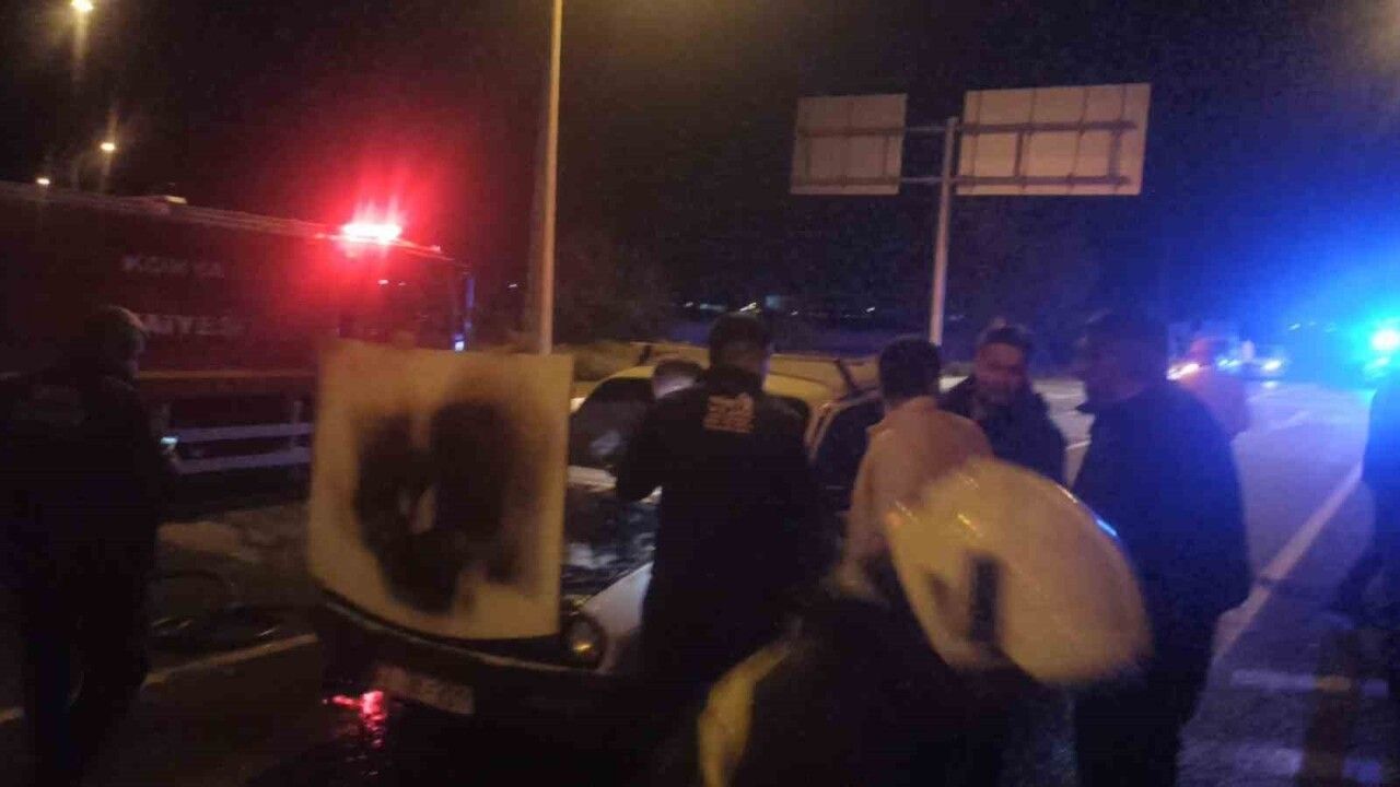 Seydişehir'de kırmızı ışıkta duran otomobilde yangın