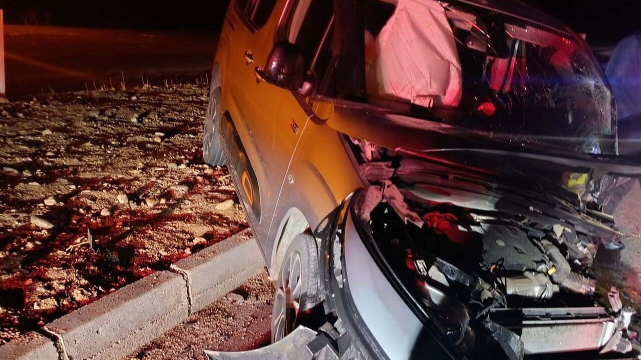 Siirt’in Kurtalan’da otomobil ile hafif ticari çarpıştı — 2 ağır yaralı