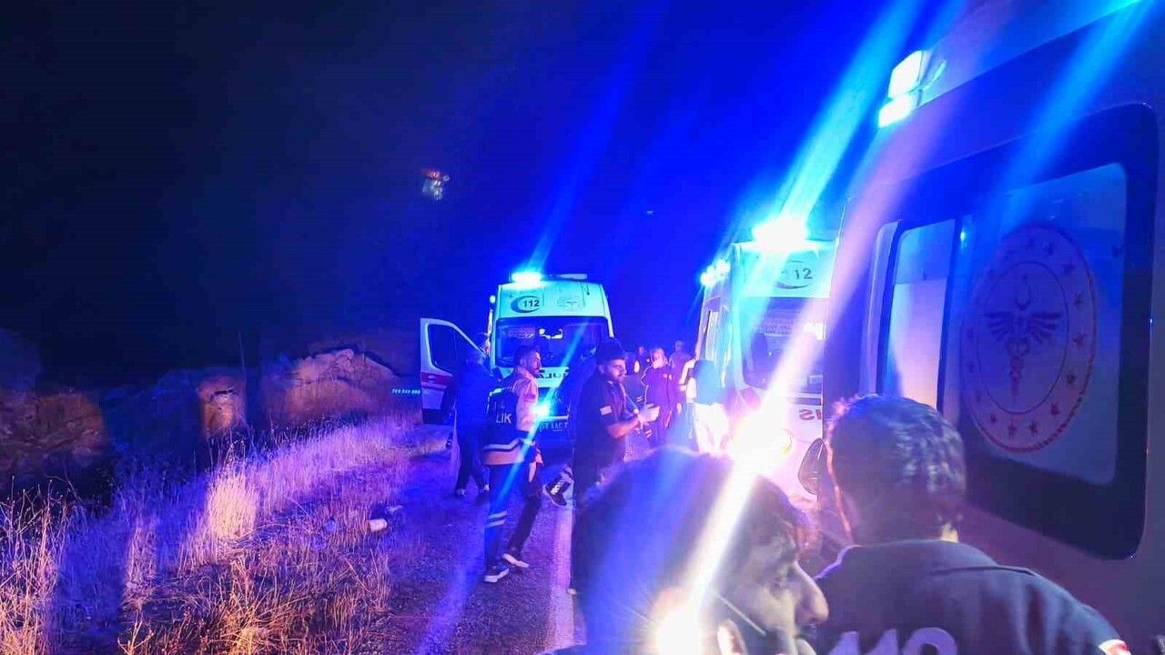 Siirt Şirvan'da işçi servisi devrildi: 17 yaralı