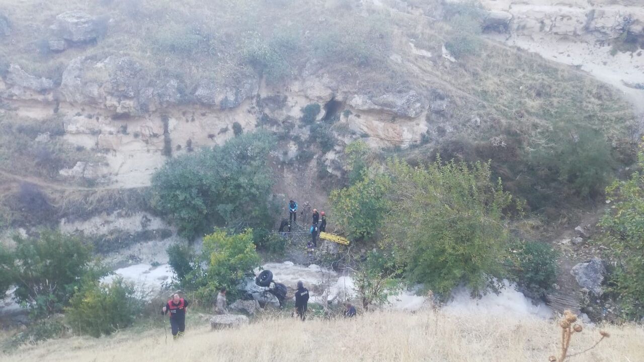 Siirt’te araç şarampole yuvarlandı: 1 ölü, 1 yaralı