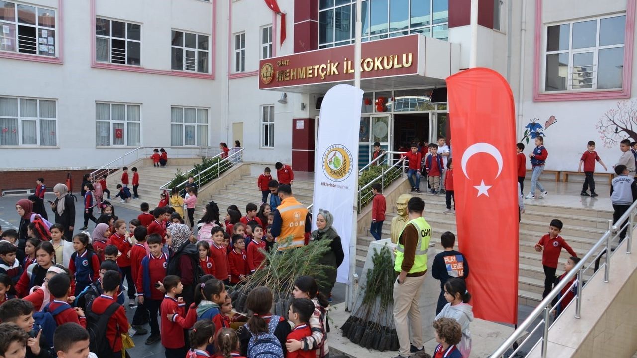 Siirt’te ilkokul öğrencilerine fidan dağıtımı