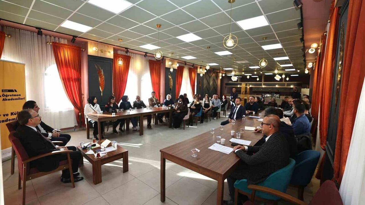 Siirt'te 'Şehir ve Kültür Akademisi' öğretmenlerle buluştu
