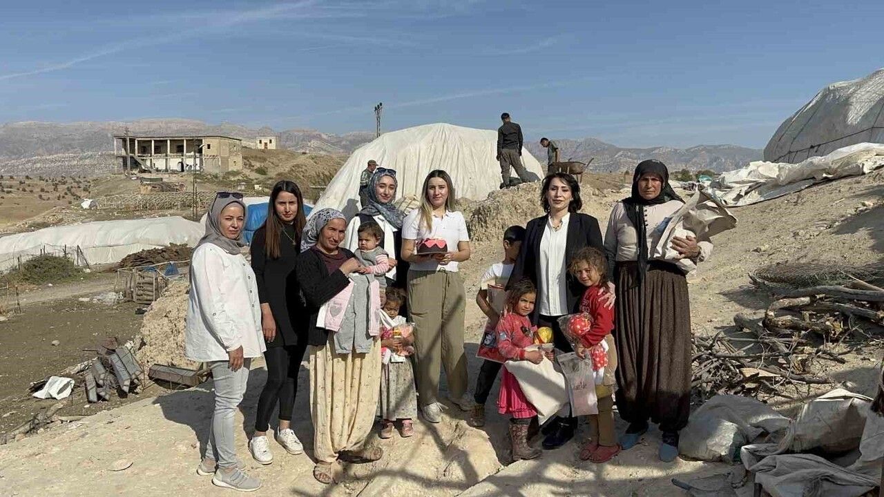 Silopi'de Koçer kız çocuklarına sürpriz doğum günü ve ücretsiz kuaför hizmeti