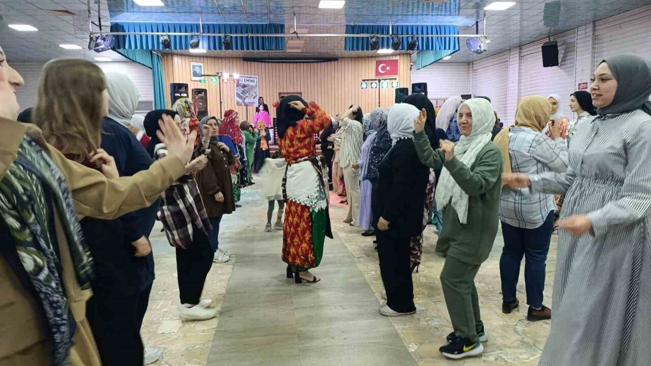 Simav'da 'Üç Etek Gecesi' yoğun ilgi gördü