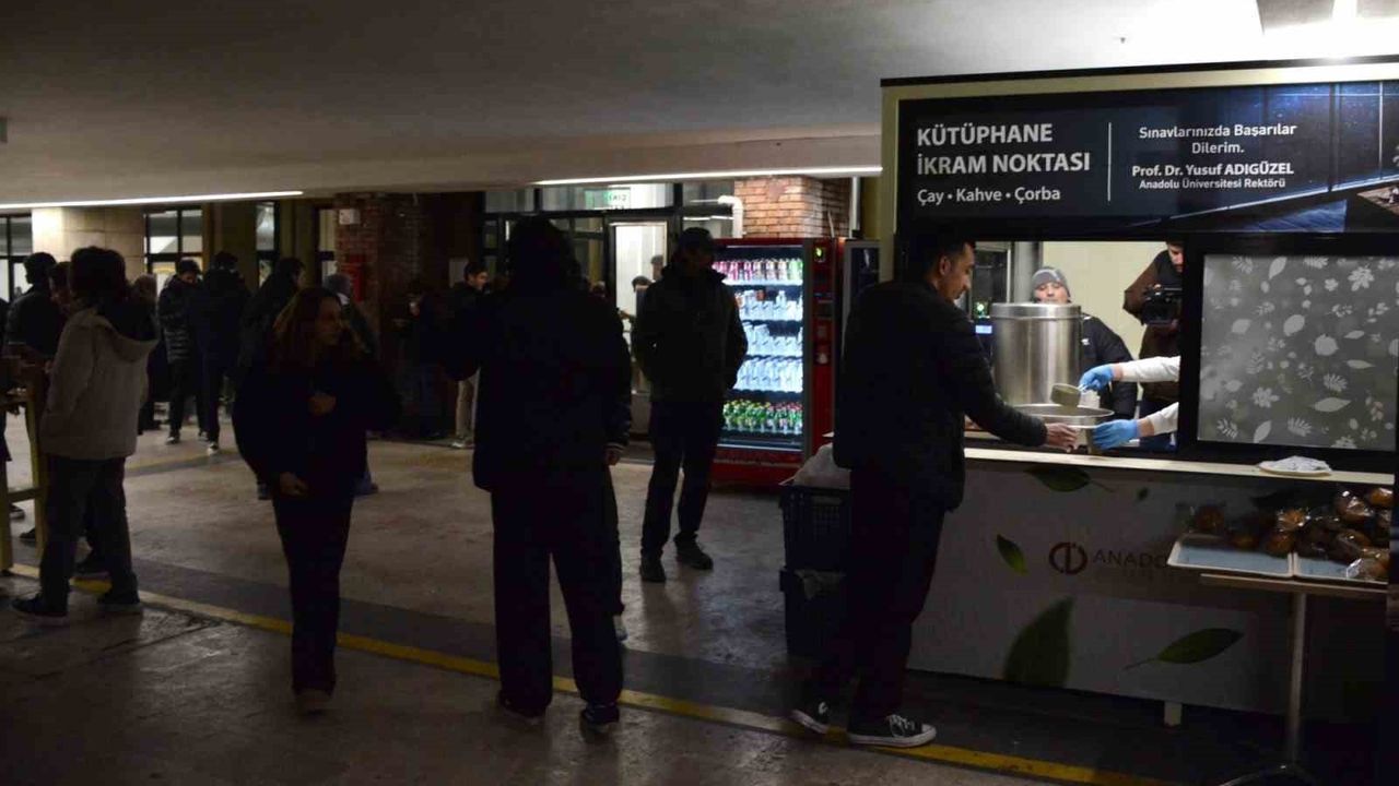 Sınav Haftasında Öğrencilere Sıcak İkram