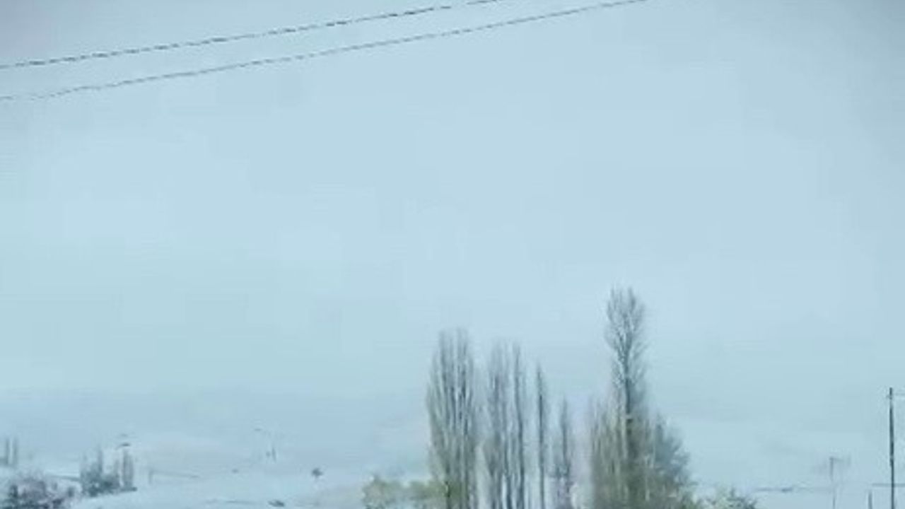 Sincik-Malatya kara yolunda kar yağışı: Hürmer Mezrası beyaza büründü