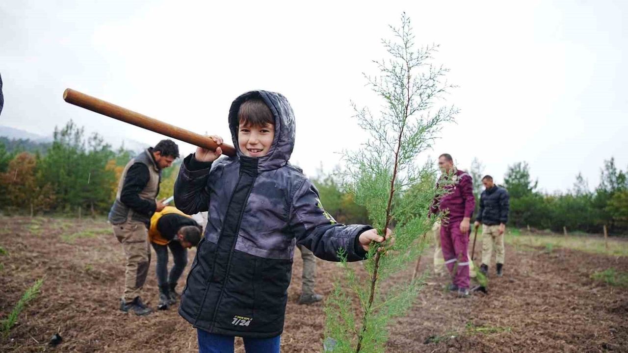 Sındırgı’da 11 Kasım Milli Ağaçlandırma Günü’nde fidan dikimi