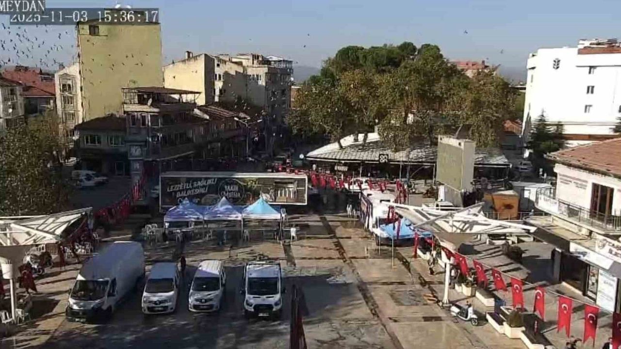 Sındırgı'da 4.9 Büyüklüğünde Deprem Anı Kameralara Yansıdı