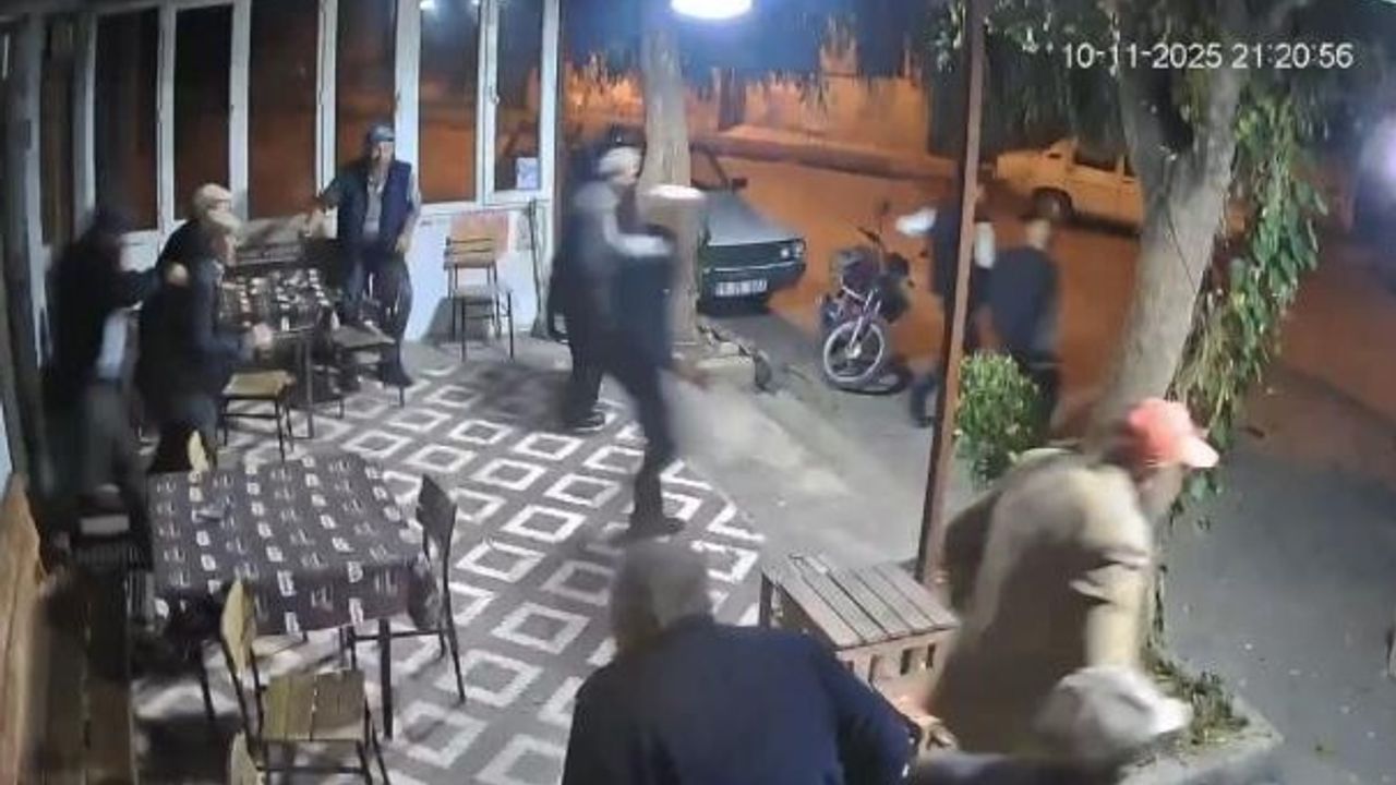 Sındırgı'da 4.9 büyüklüğündeki deprem kahvehanede paniğe yol açtı