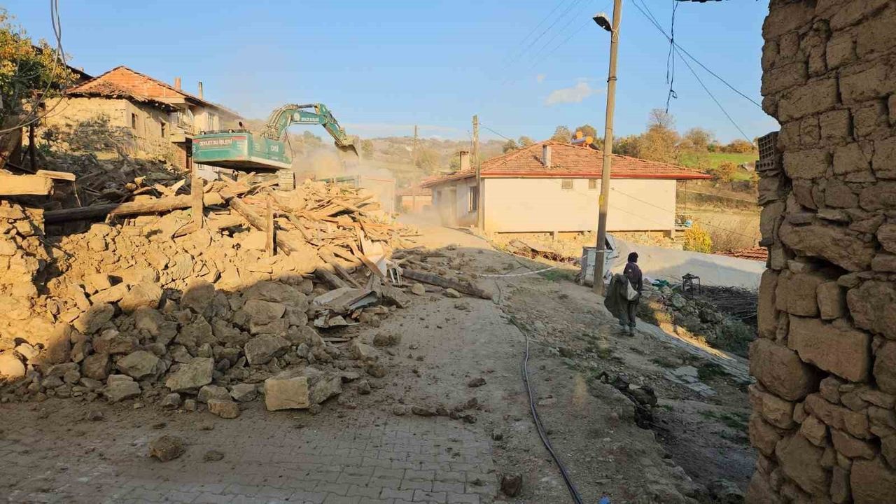 Sındırgı'da Depremin Yıktığı Masalsı Köy