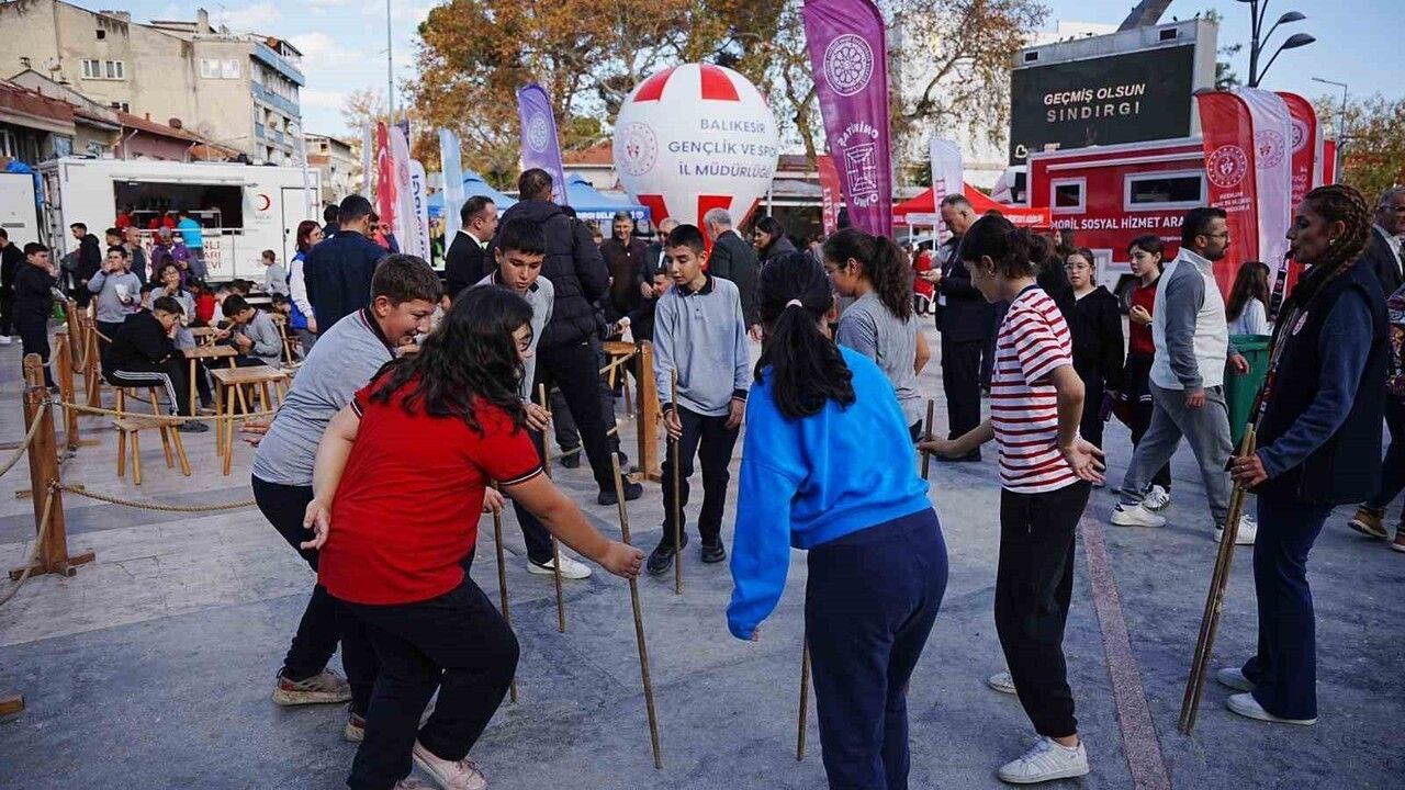 Sındırgı’da Geleneksel Oyunlar Tırı çocuklara moral verdi
