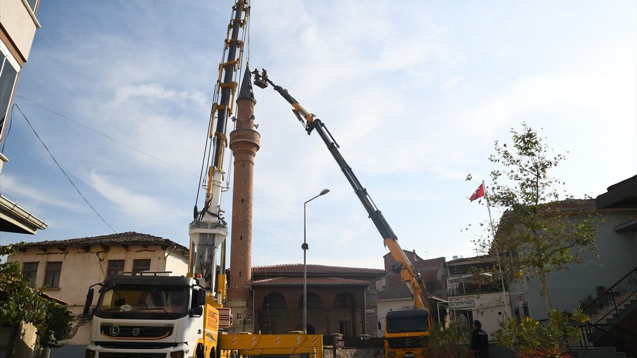 Sındırgı'daki Tarihi Camilerin Restorasyon Çalışmaları Başladı