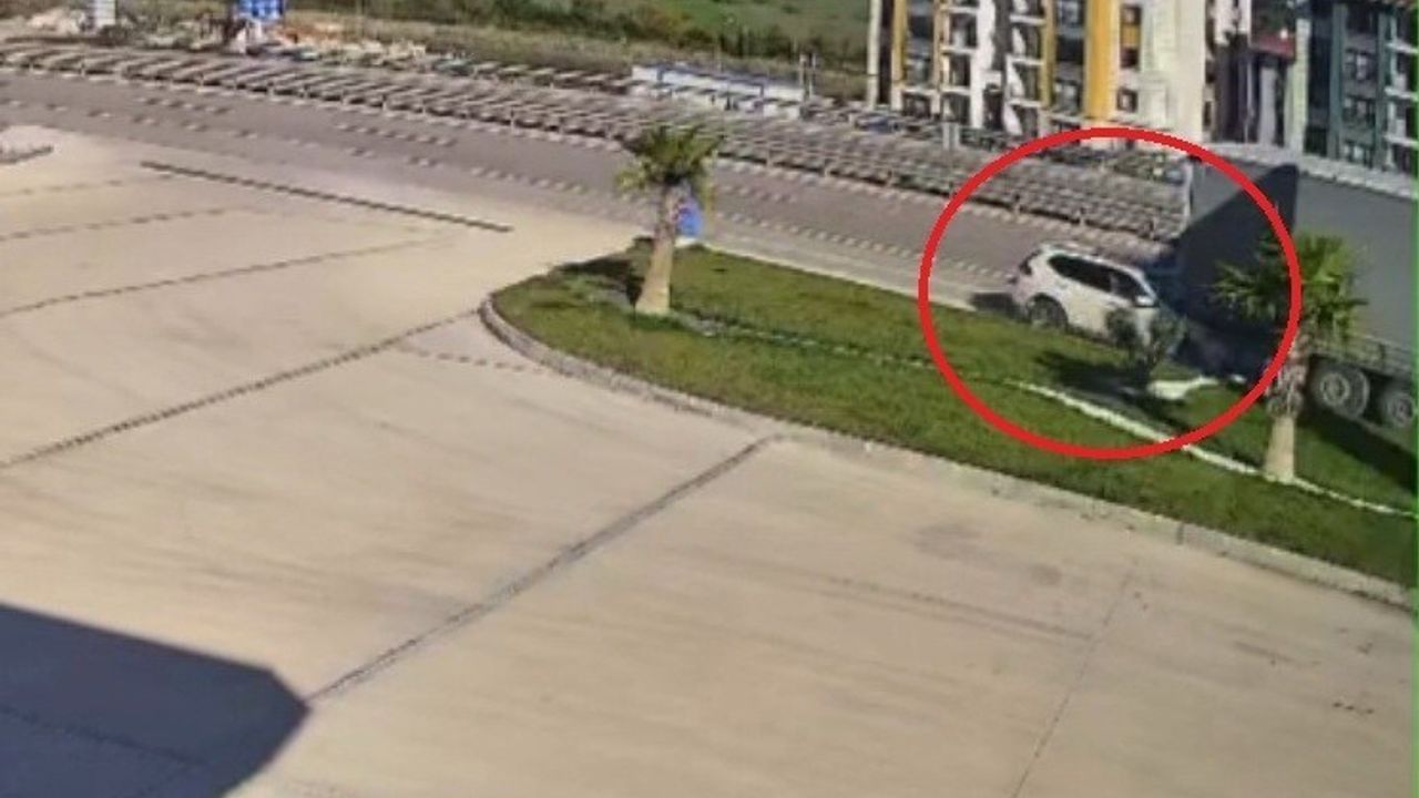 Sinop'ta tıra çarpan otomobilin sürücüsü hayatını kaybetti