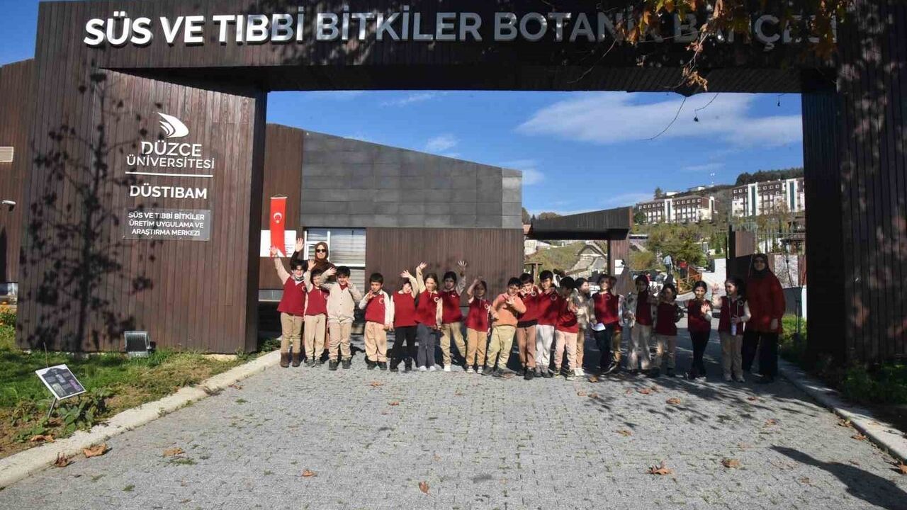 Şıralık Vatan İlkokulu Öğrencileri Düzce Üniversitesi Botanik Bahçesini Gezdi