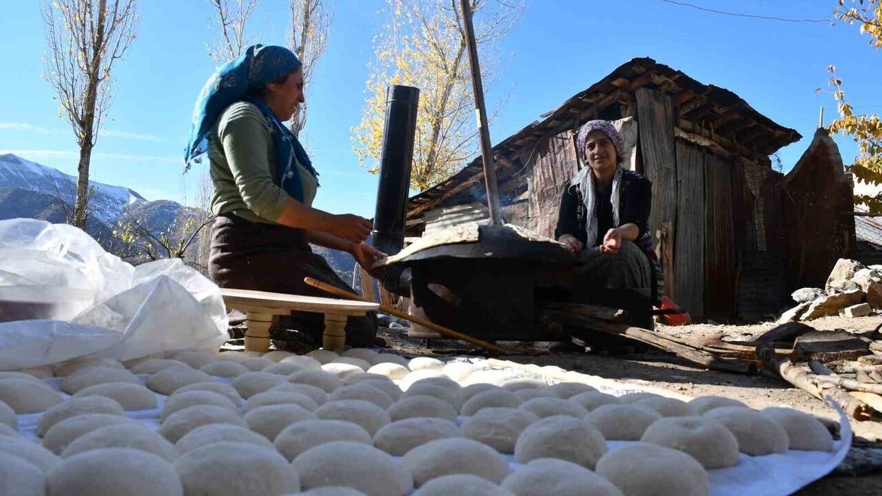 Şırnak Beytüşşebap'ta kadınların kış öncesi ekmek mesaisi
