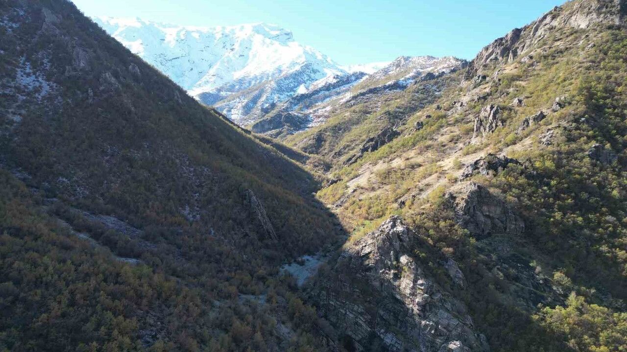 Şırnak’ta 3 bin rakımlı Tanin ve Kato dağları karla kartpostallık görüntüler oluşturdu