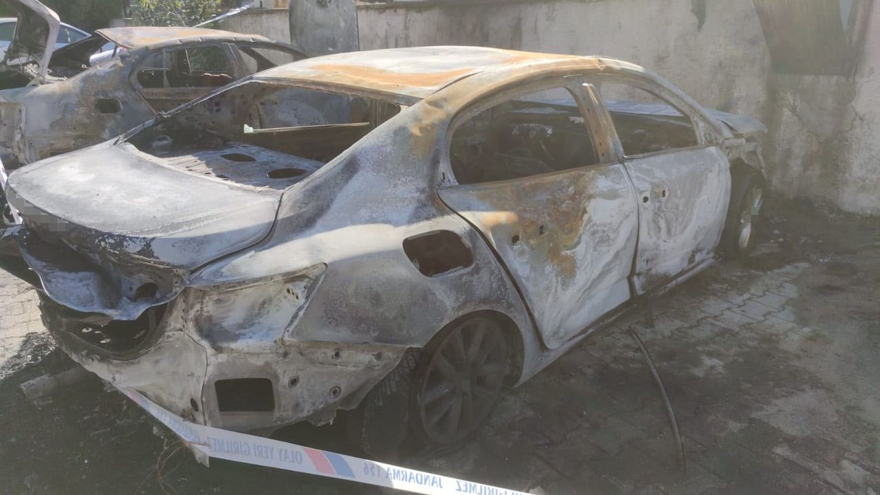 Şırnak'ta Gece Yarısı Araç Yangını