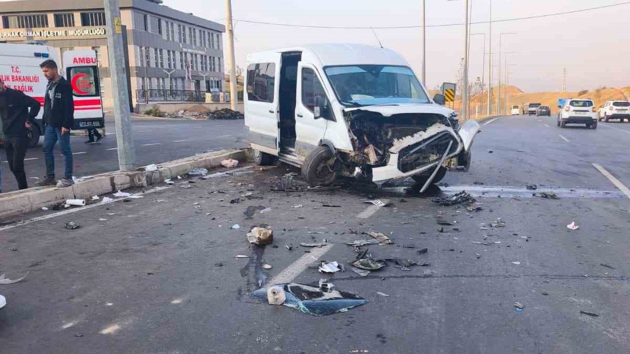 Şırnak’ta servis minibüsü ile hafif ticari araç çarpıştı — 19 yaralı